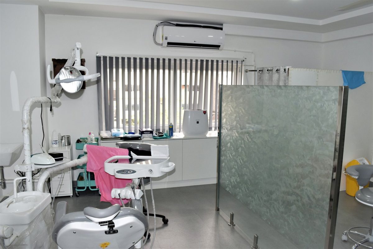 Dental chair and operating light in a treatment room